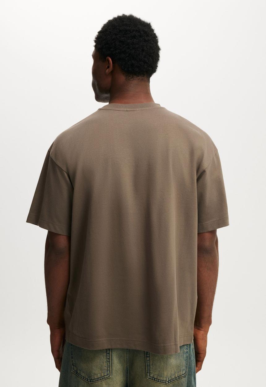 Cotton On - Box Fit Graphic T-Shirt - Cedar Brown/Opening Party