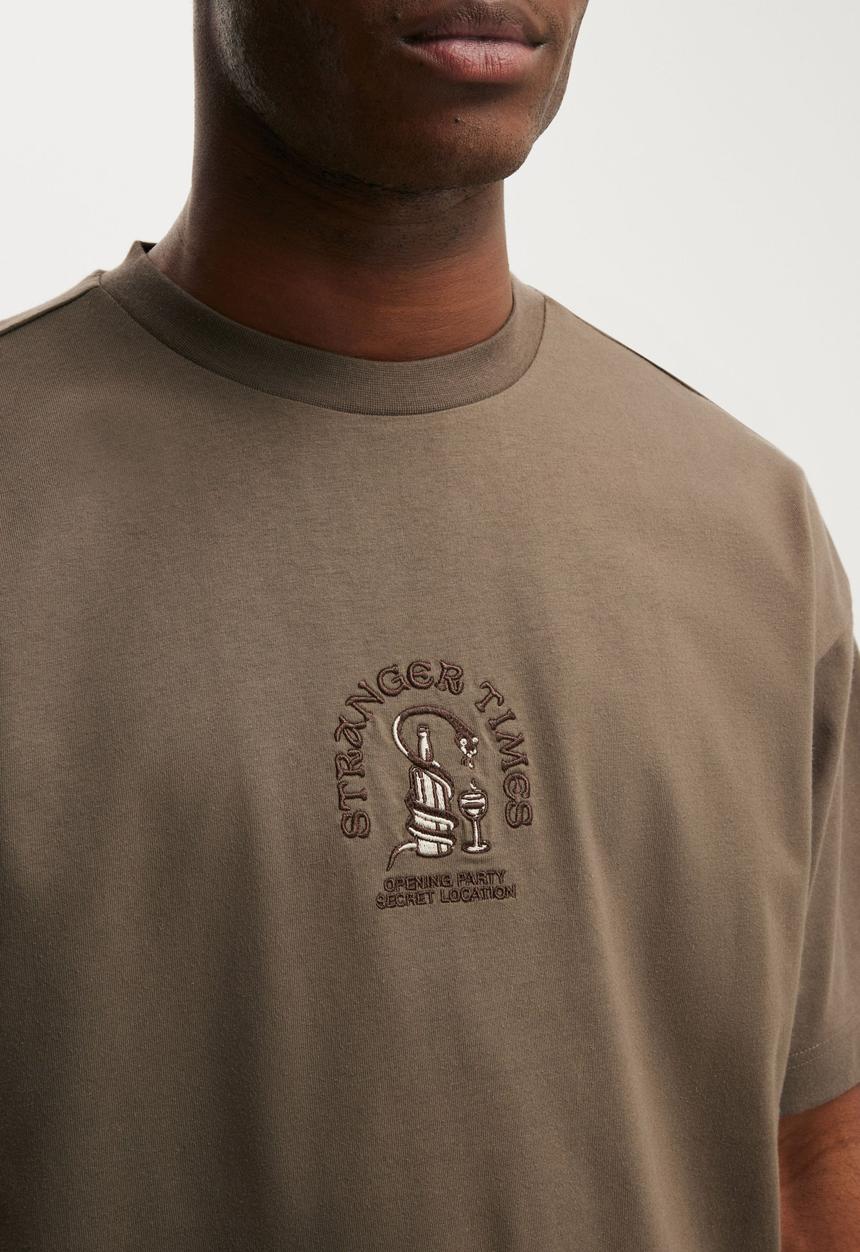 Cotton On - Box Fit Graphic T-Shirt - Cedar Brown/Opening Party