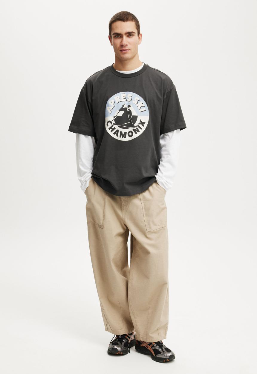 Cotton On - Box Fit Graphic T-Shirt - Faded Slate/Apres Ski