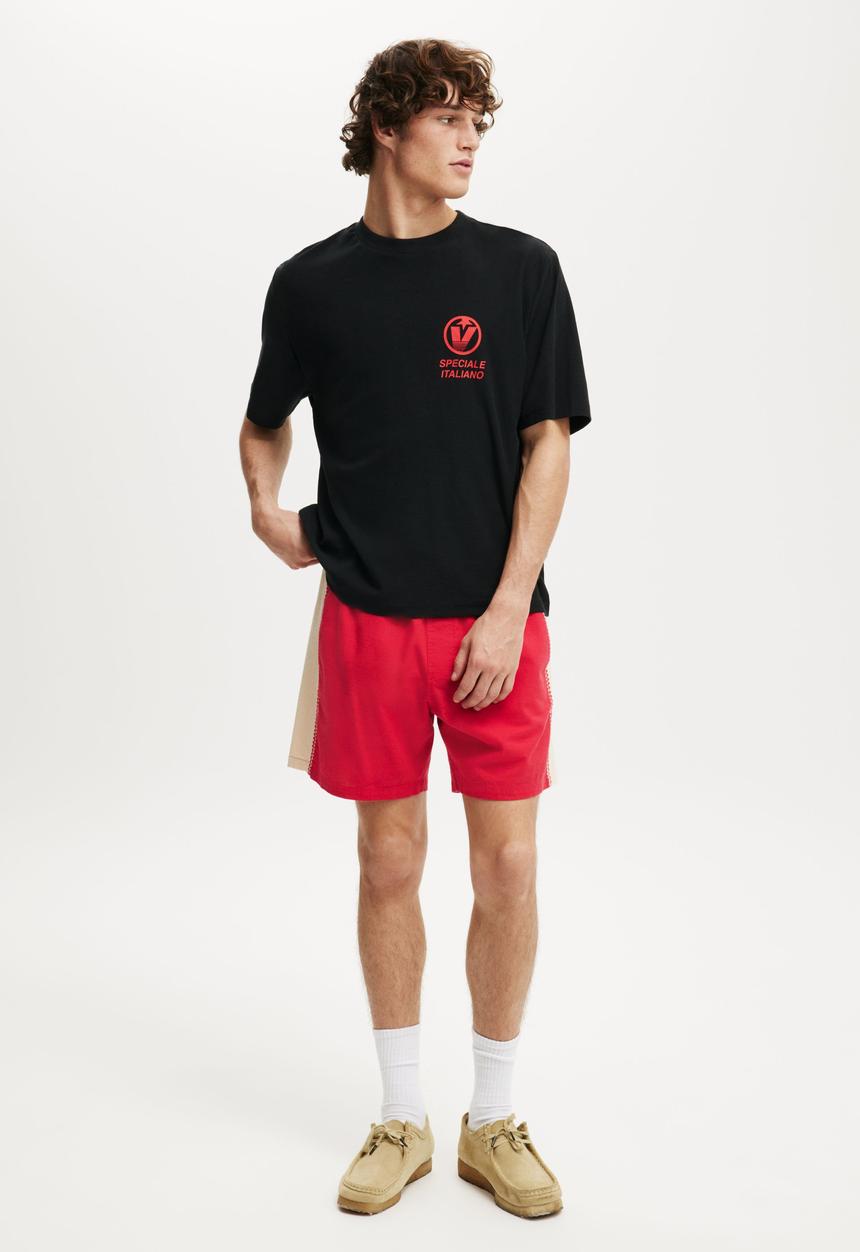 Cotton On - Cropped Fit Graphic T-Shirt - Black/Lobster Plate