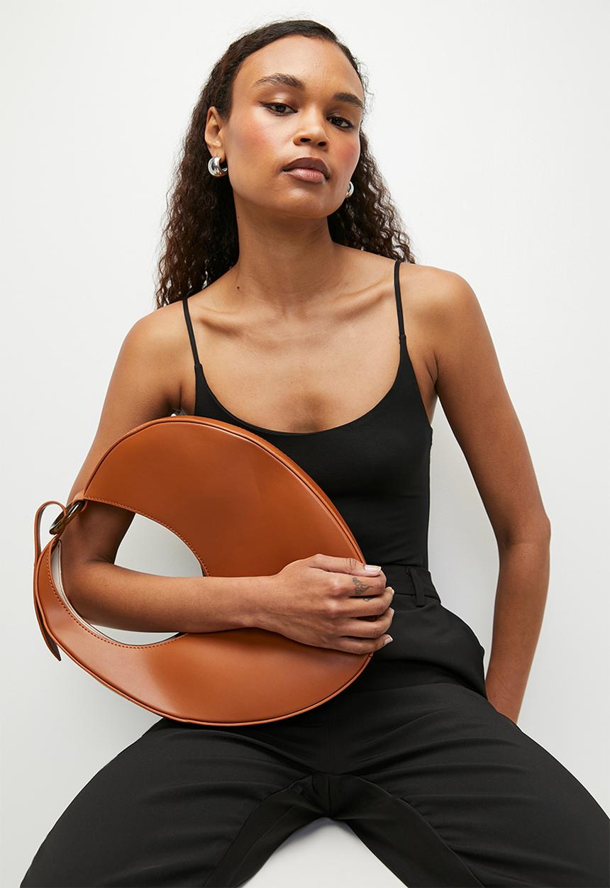 Tessa Design - Alexa crescent shoulder bag - tan