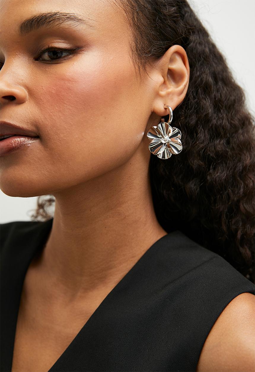 Tessa Design - Daisy flower shaped drop earrings - silver