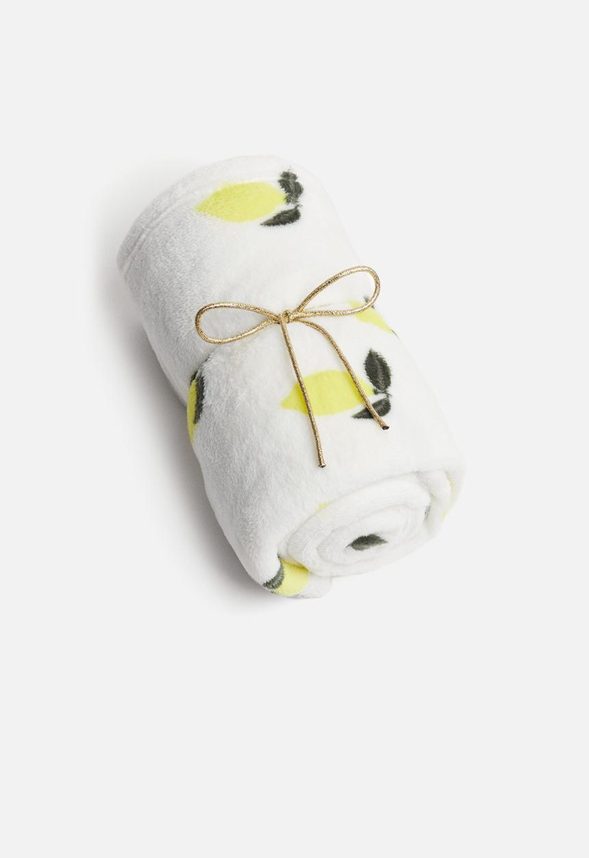 H&M - Patterned fleece blanket - light beige lemons