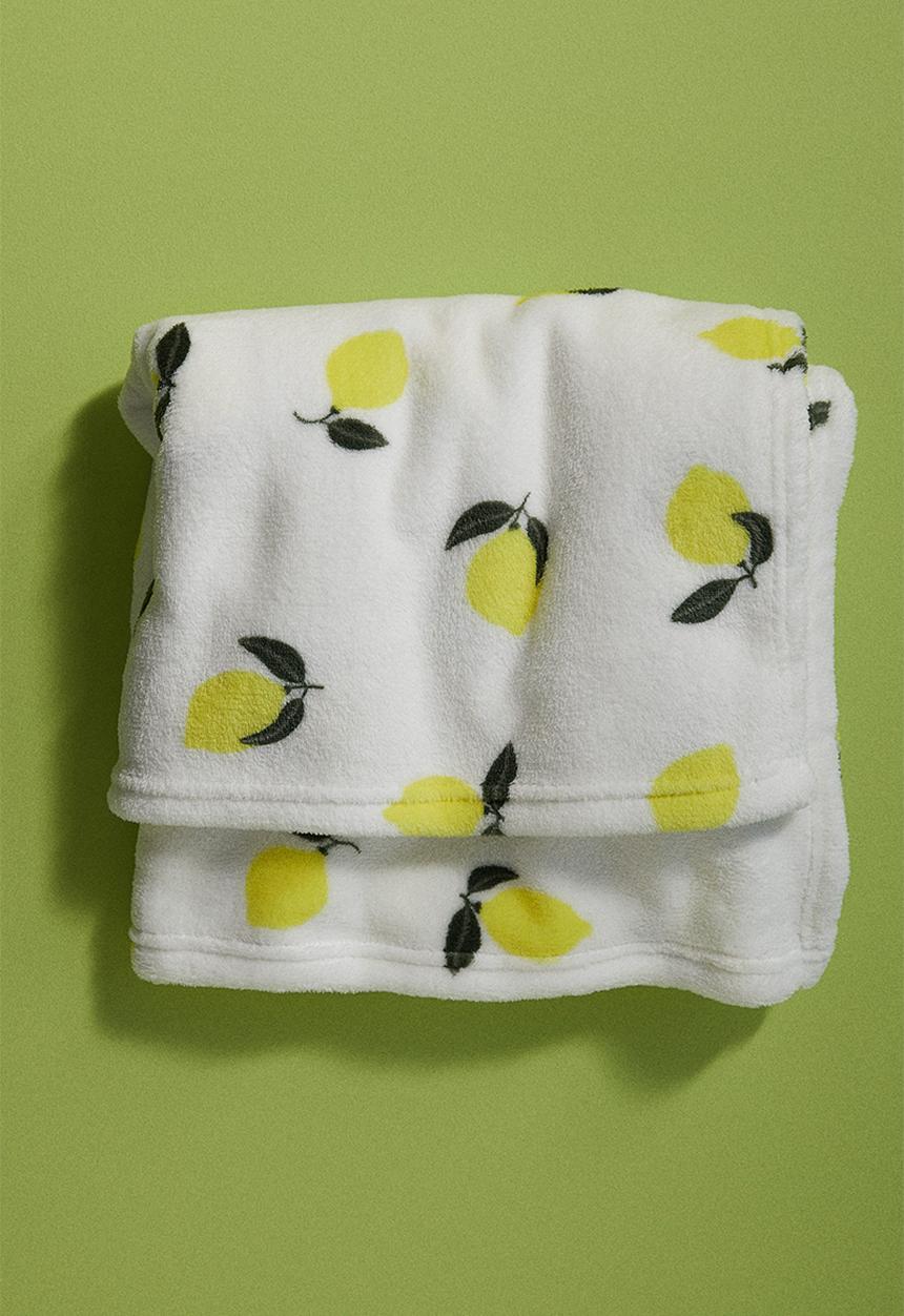 H&M - Patterned fleece blanket - light beige lemons