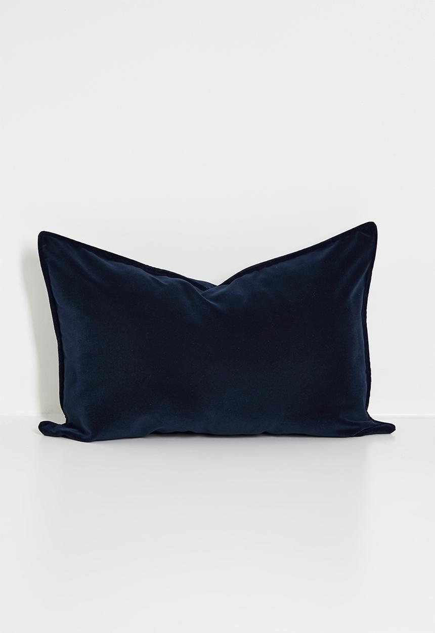 Grey Gardens - Rema velvet cushion cover - Navy