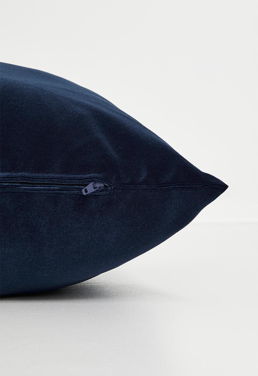 Grey Gardens - Rema velvet cushion cover - Navy