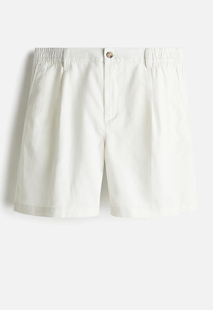 H&M - Regular fit crease-leg shorts - white
