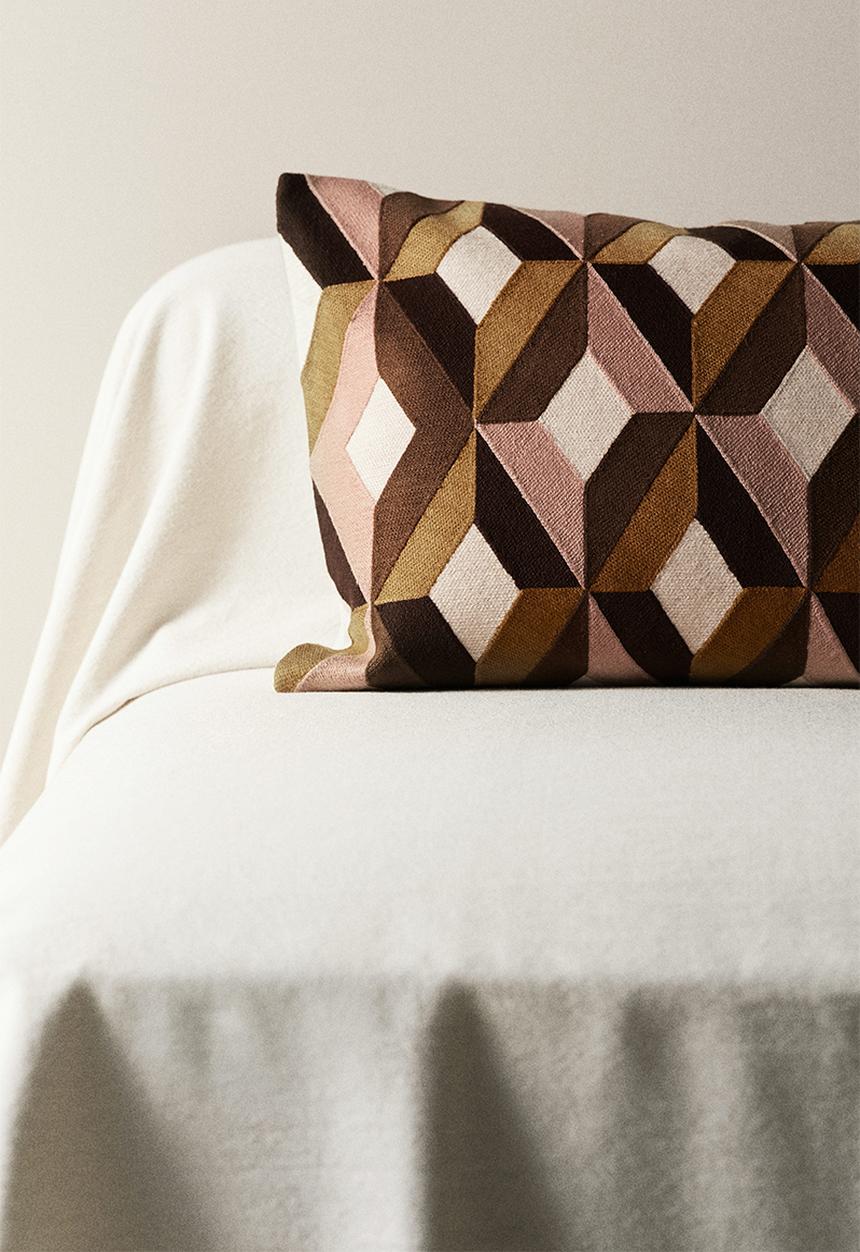 H&M - Embroidered cushion cover - pink/block-coloured 