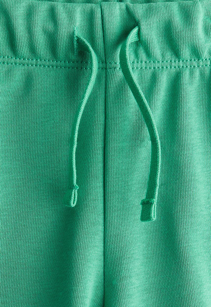H&M - Printed sweatshorts - bright green basketball
