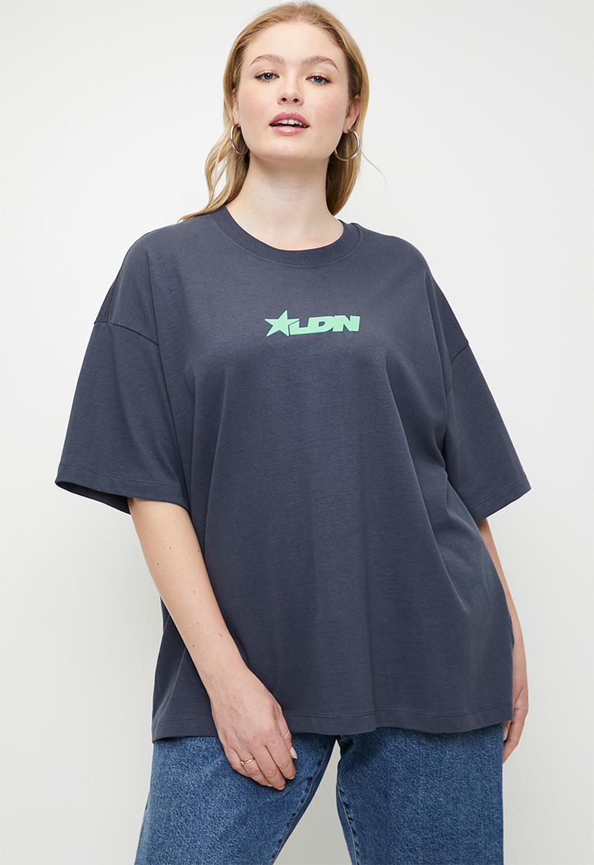 Cotton On - Plus the premium boxy graphic tee - rodeo drive/ collegiate navy