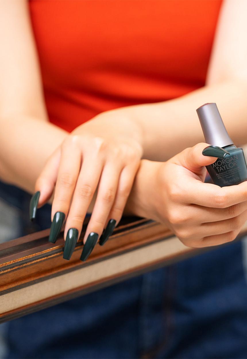 Morgan Taylor - Just Hanging Around  Nail Lacquer 15ml   - Deep Evergreen Crème