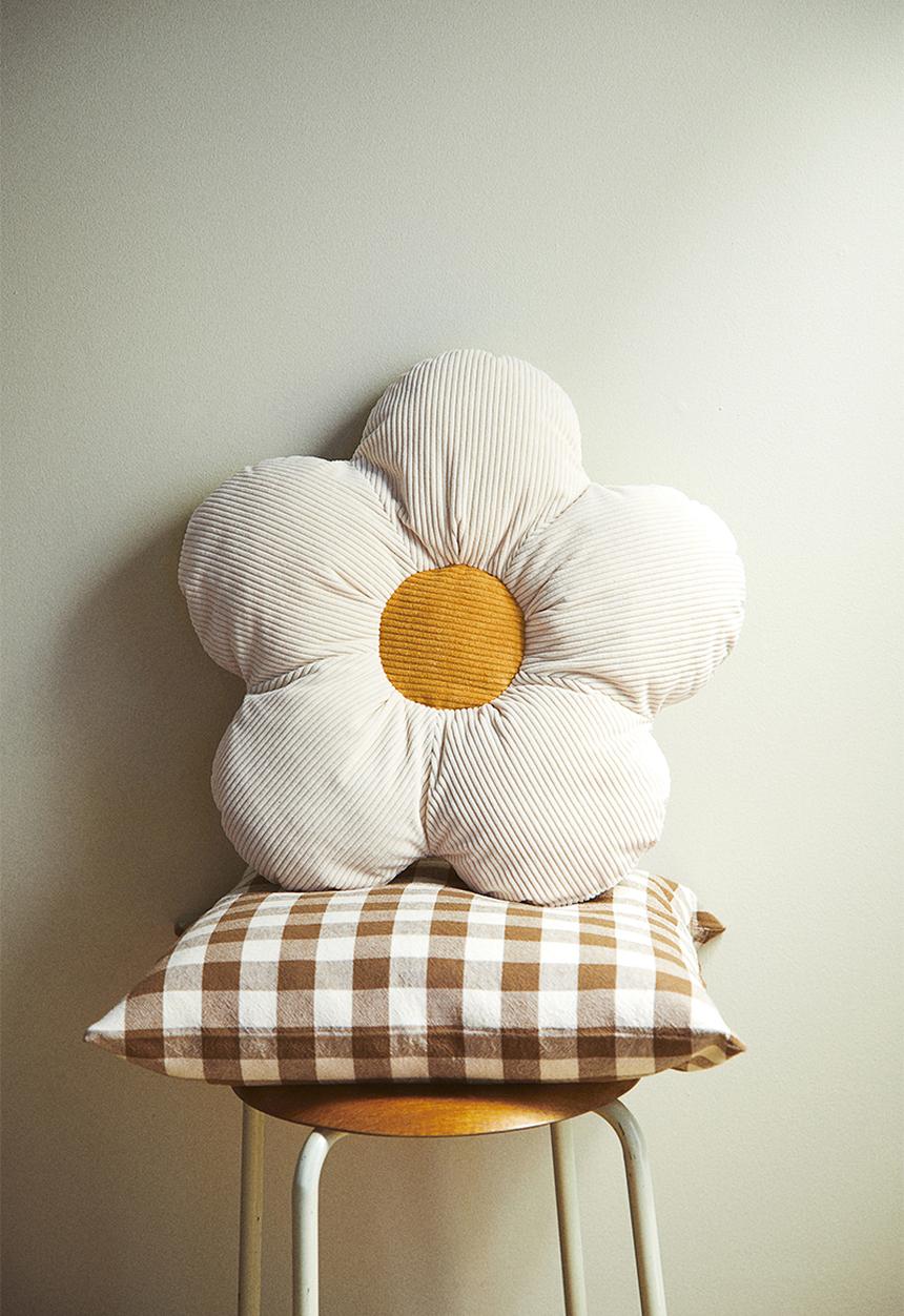 H&M - Flower-shaped cushion - light beige flower