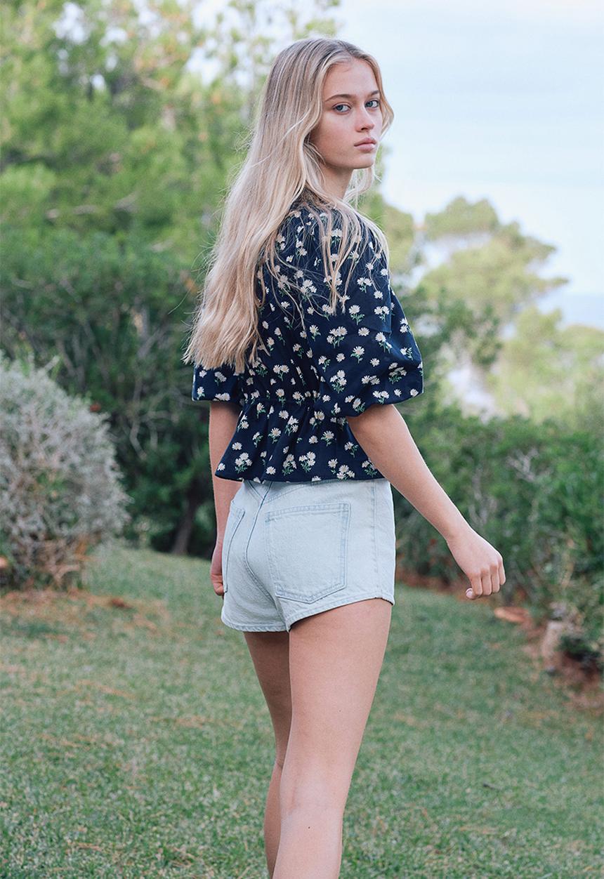 H&M - Puff-sleeved cotton blouse - navy blue daisies 
