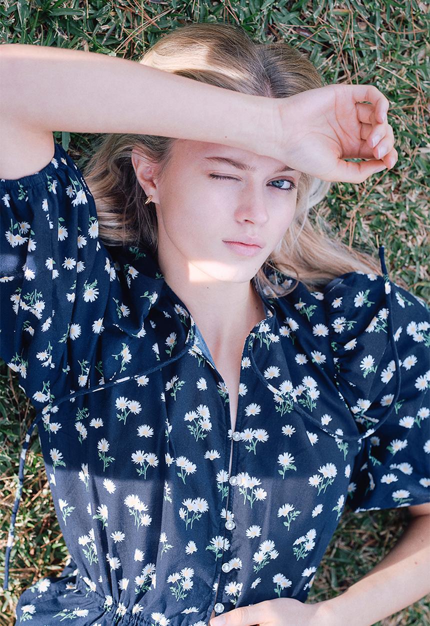 H&M - Puff-sleeved cotton blouse - navy blue daisies 