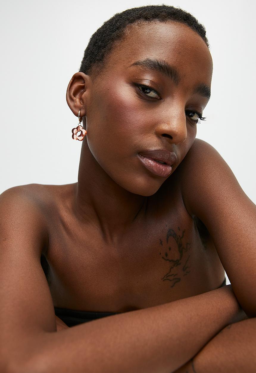 Rubi - Huggie hoop earring- up brown resin flower