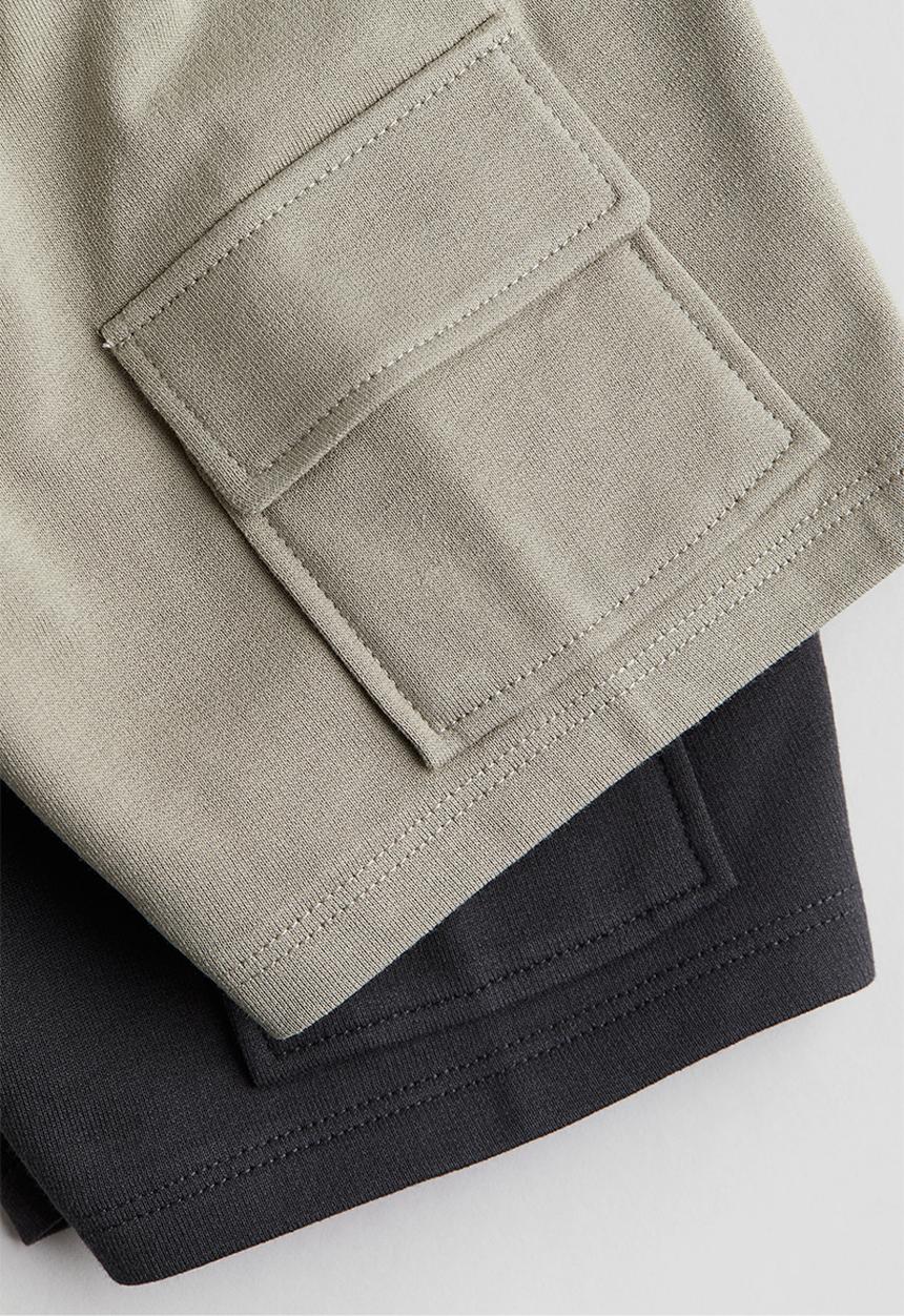 H&M - 2-pack cargo sweatshirt shorts - dark grey/light khaki green