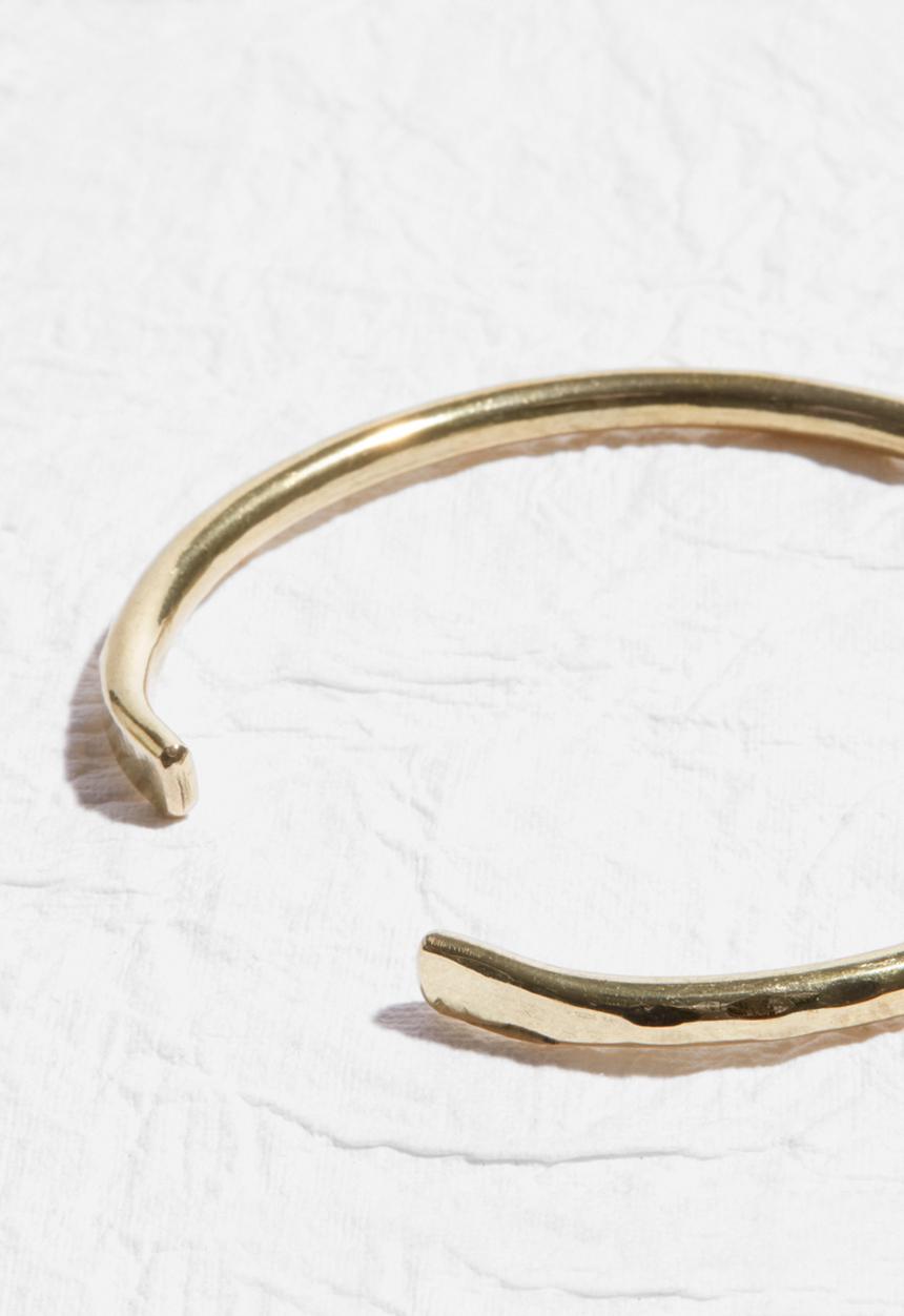 Matter of Fakt - Dented hammered bangle small-brass