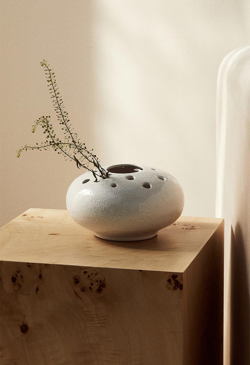 H&M - Low ikebana stoneware vase - white