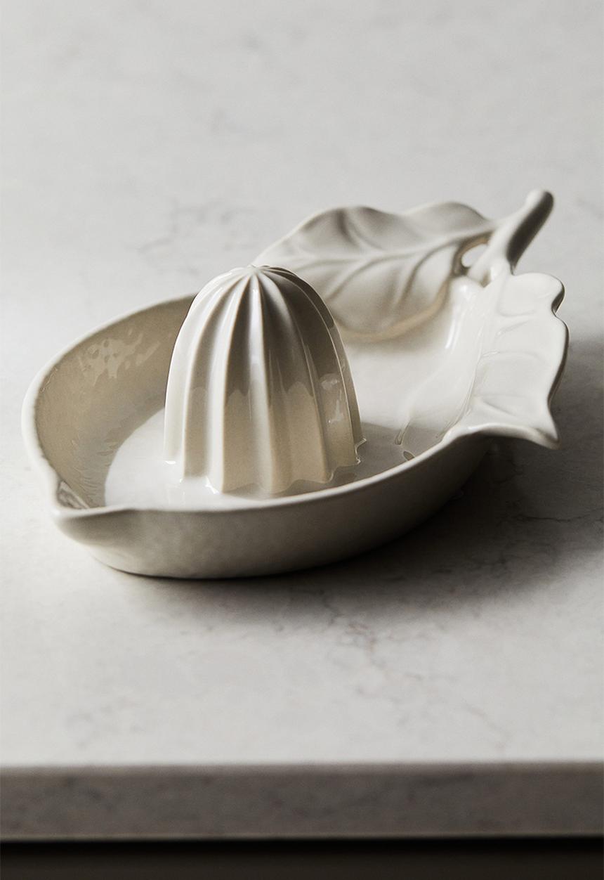 H&M - Stoneware lemon squeezer - light beige 