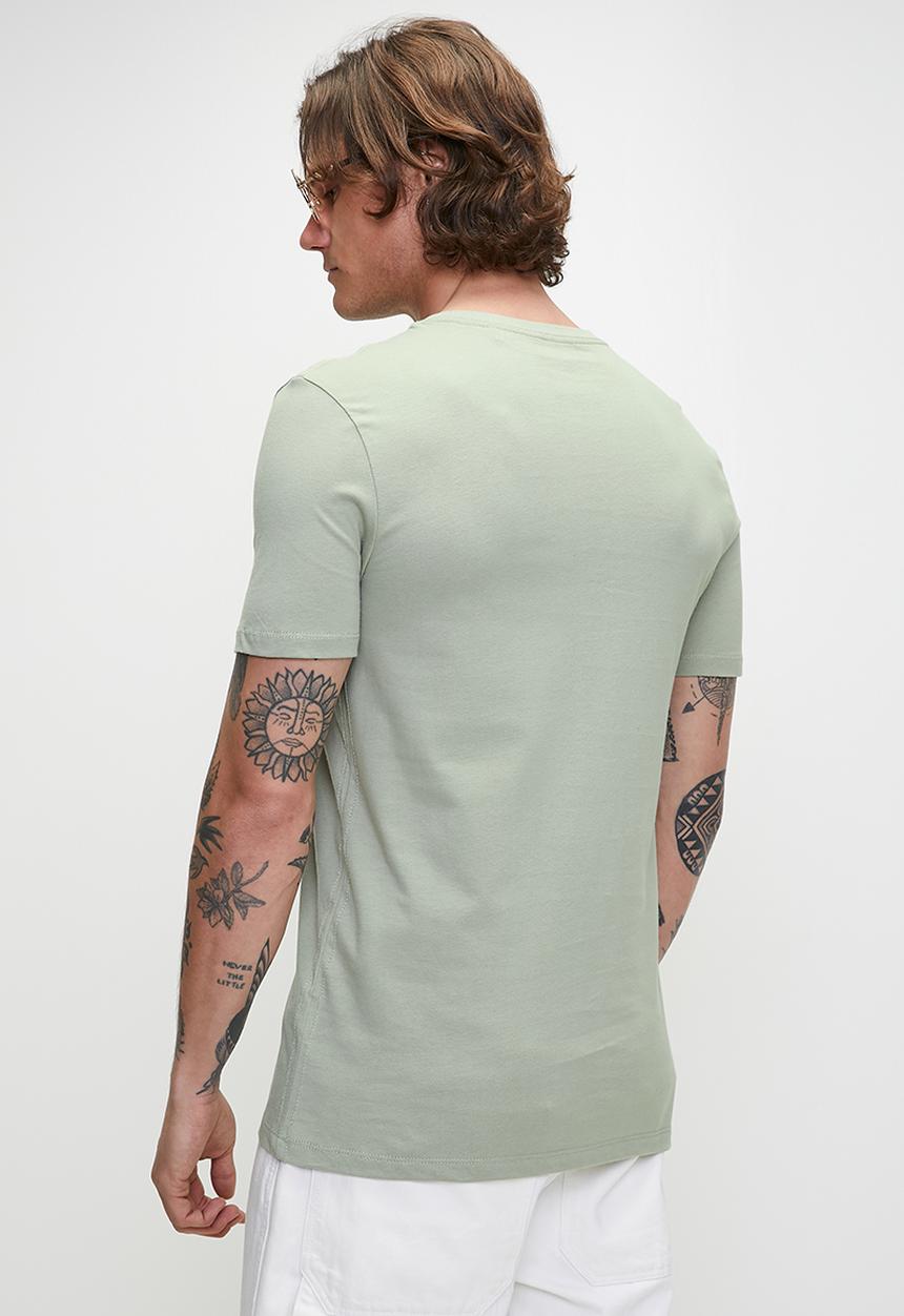 GUESS - Short sleeve Cn Triangle Tee - Sage Plant