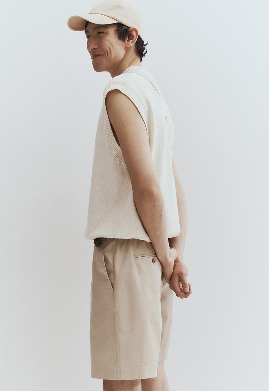 H&M - Regular fit chino shorts - light beige 
