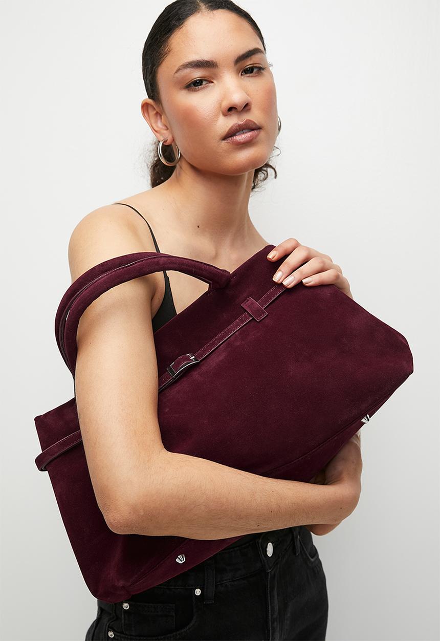 Tessa Design - Suede belted shoulder bag - burgundy