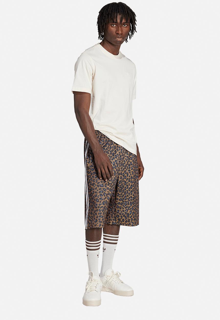 adidas Originals - Leo Oversized Shorts - Brown 