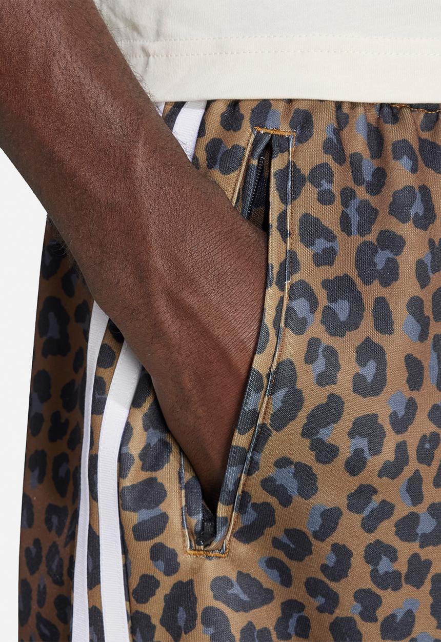 adidas Originals - Leo Oversized Shorts - Brown 