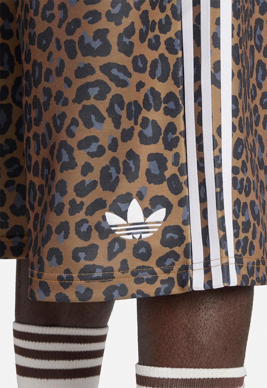 adidas Originals - Leo Oversized Shorts - Brown 