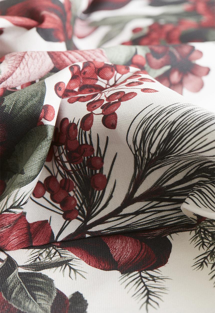 H&M - Water-repellent tablecloth - white flowers