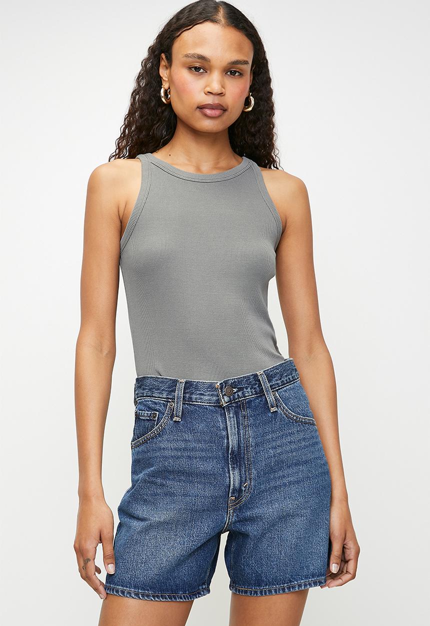 Levi’s® - Cinch mid-thigh short - cookie crunch