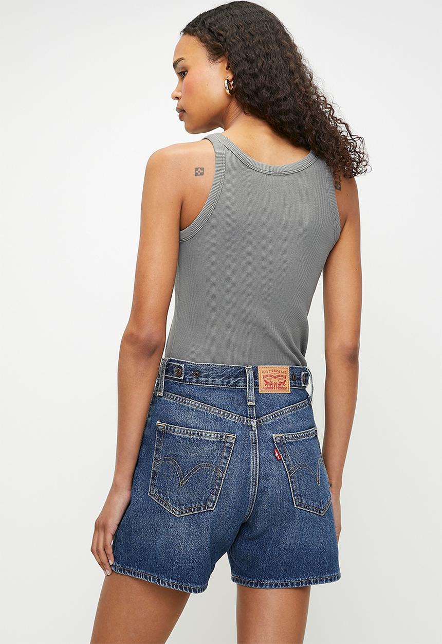 Levi’s® - Cinch mid-thigh short - cookie crunch