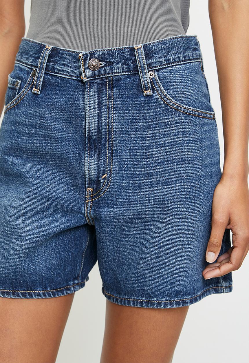 Levi’s® - Cinch mid-thigh short - cookie crunch