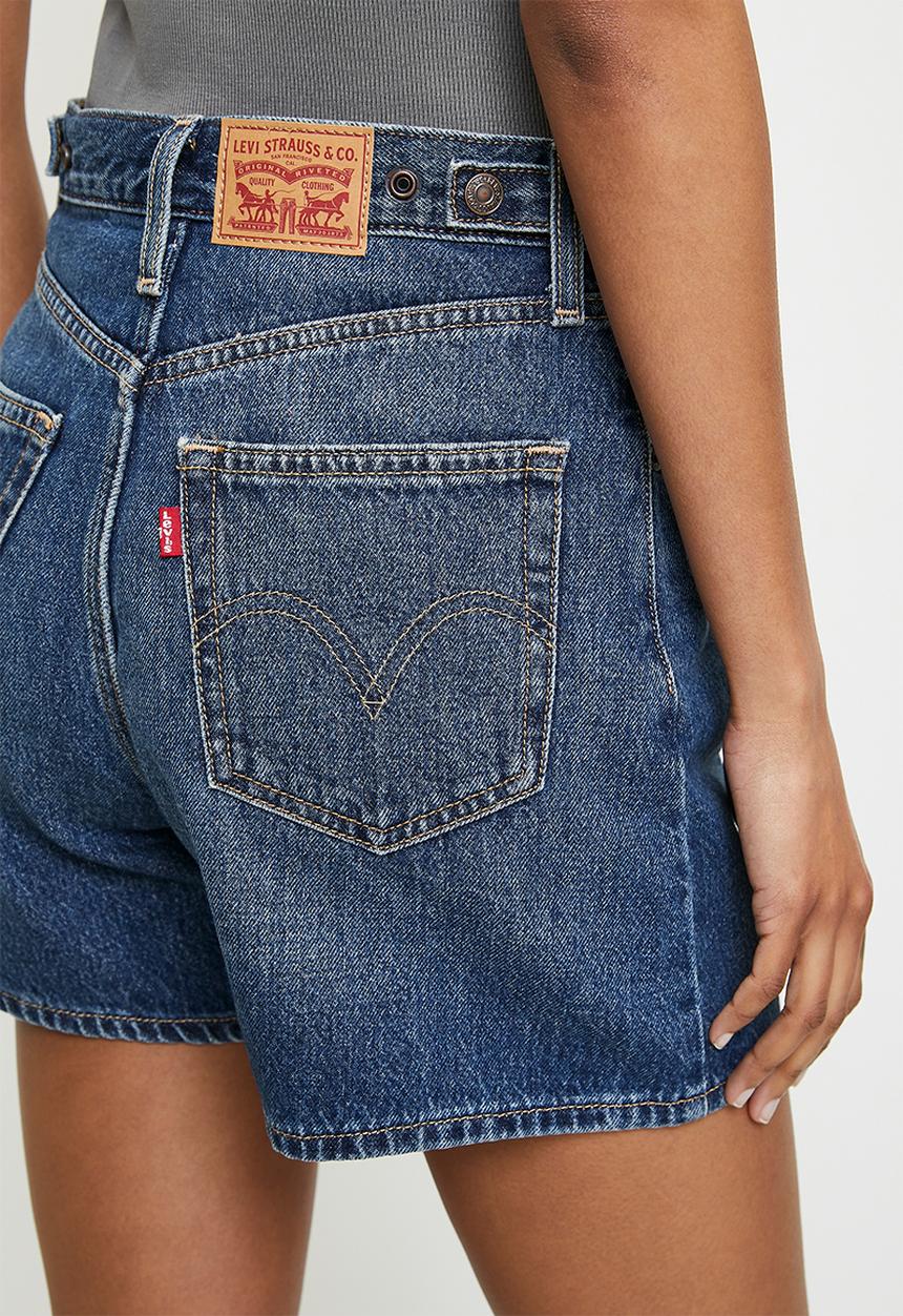 Levi’s® - Cinch mid-thigh short - cookie crunch