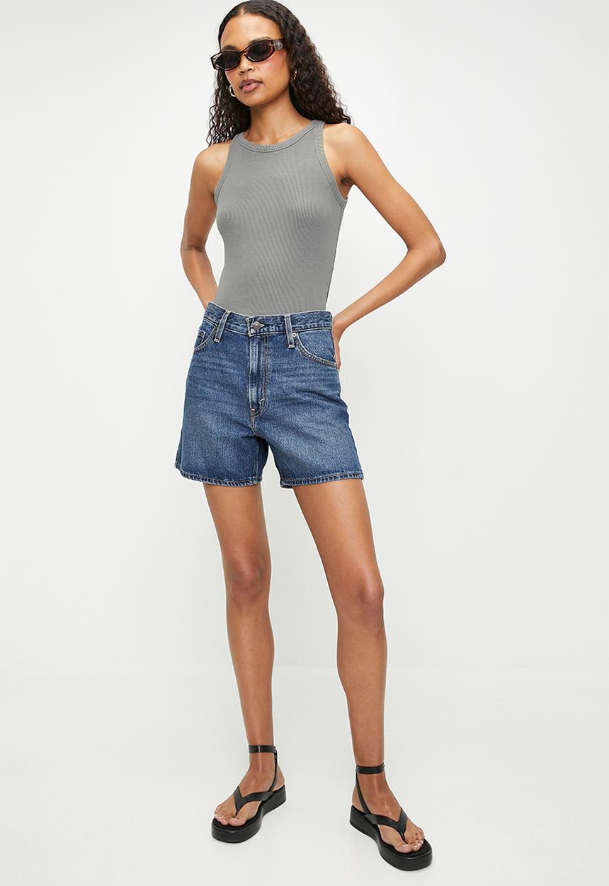 Levi’s® - Cinch mid-thigh short - cookie crunch