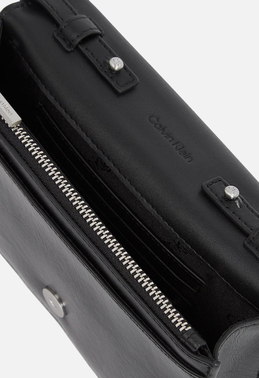 Calvin Klein - Hardware flap crossbody - black