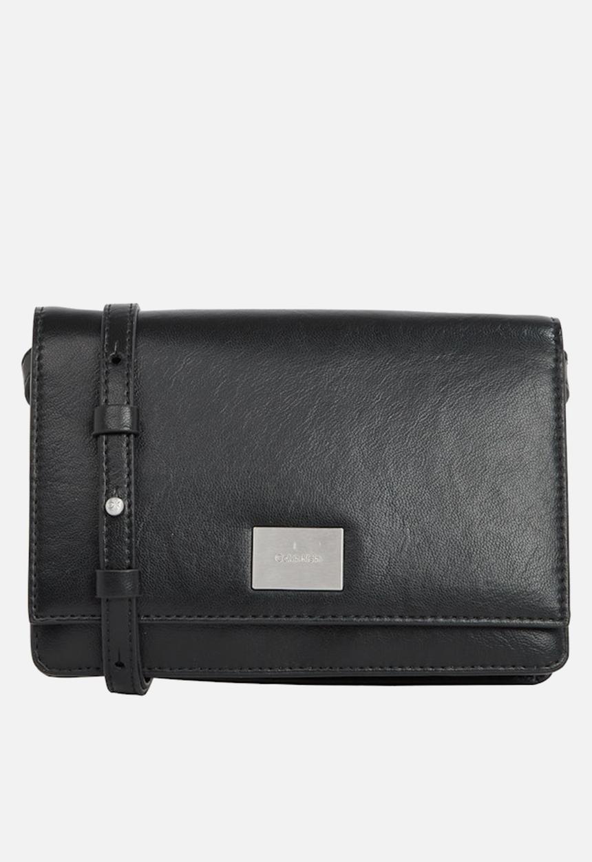 Calvin Klein - Hardware flap crossbody - black
