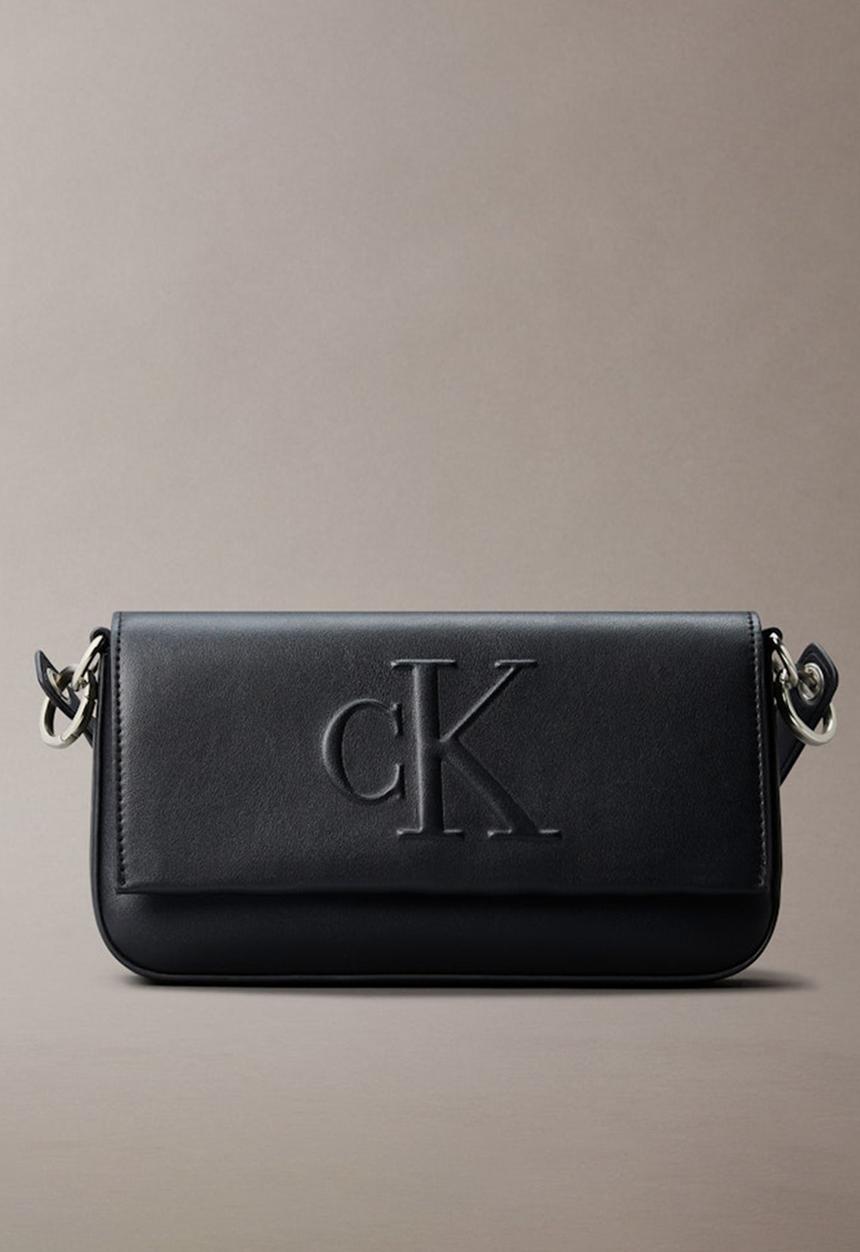Calvin Klein - Sculpted flap shoulder pouch - black