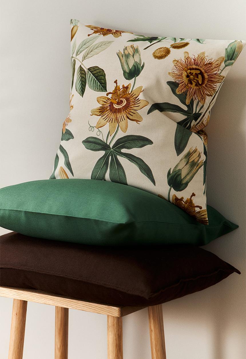 H&M - Patterned cushion cover - light beige floral 