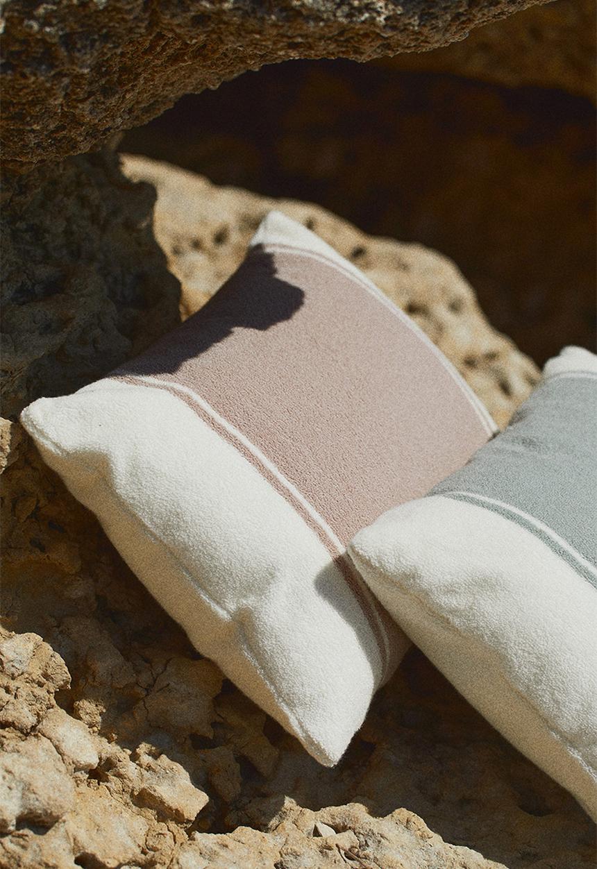H&M - Terry beach cushion - greige block-coloured