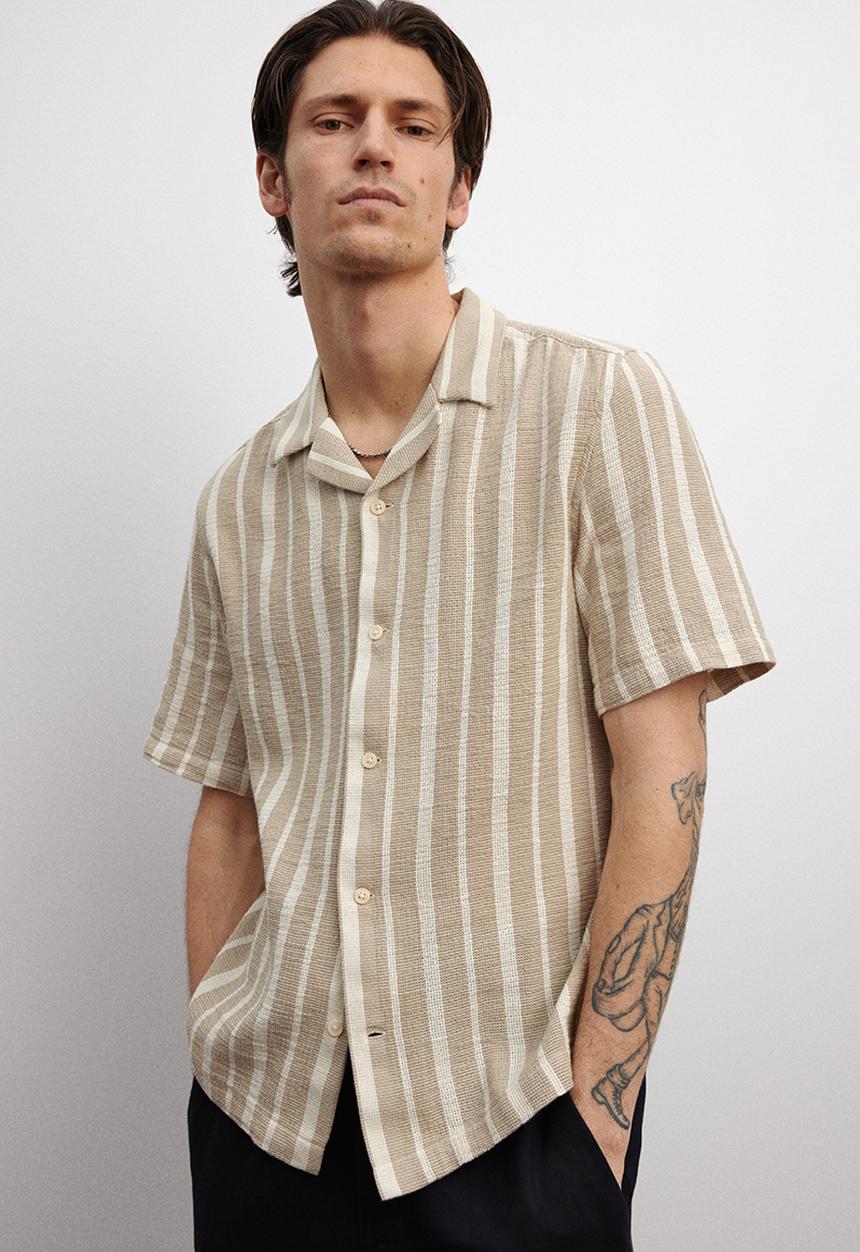 H&M - Regular fit textured resort shirt - beige/striped