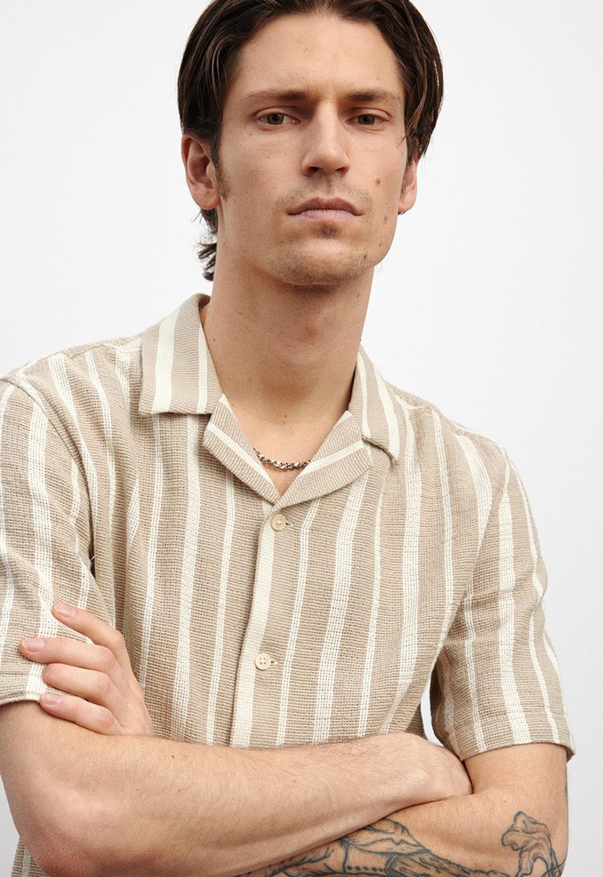 H&M - Regular fit textured resort shirt - beige/striped