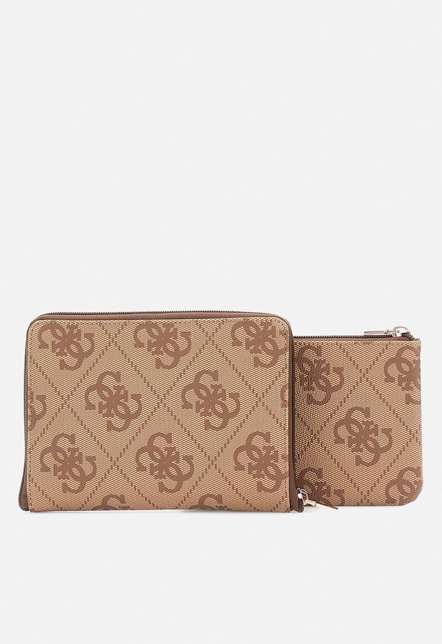 GUESS - BERTA JEWELRY ORG & PSSPRT PCH -  LATTE LOGO/BROWN