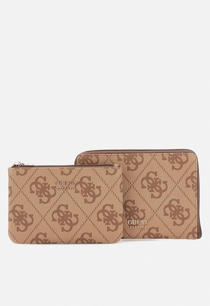 GUESS - BERTA JEWELRY ORG & PSSPRT PCH -  LATTE LOGO/BROWN