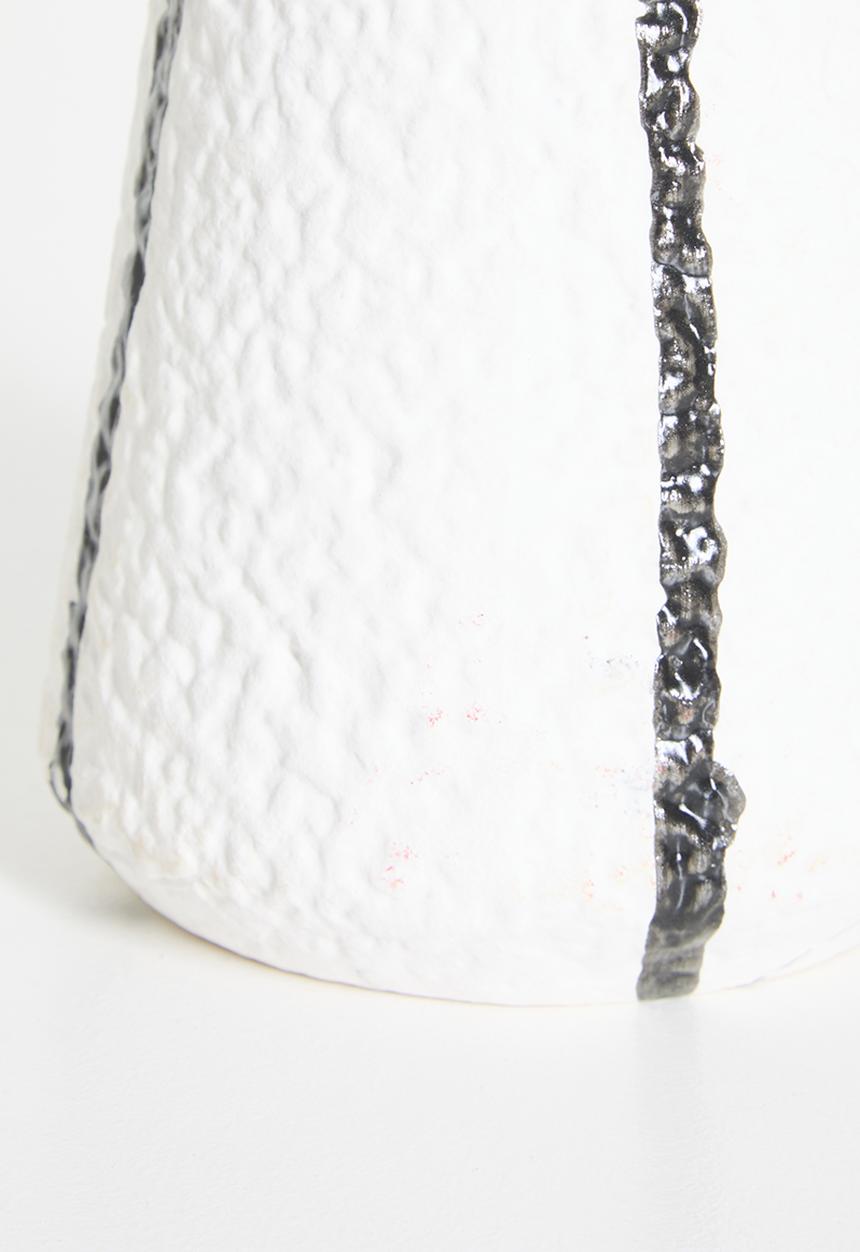 H&S - Linear vase - white & black