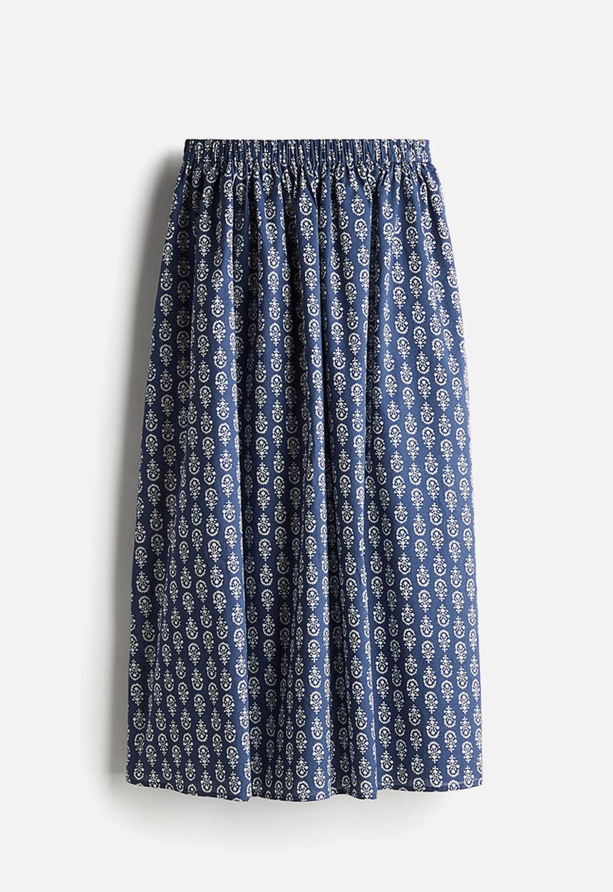 H&M - Flared maxi skirt - dark blue/patterned