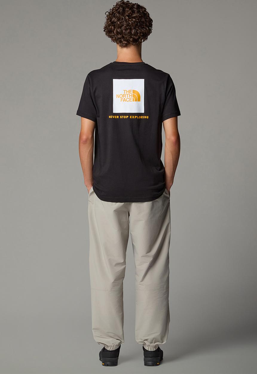 The North Face - S/S Box Nse Tee Reg  Lar Fit - TNF BLACK/SUMMIT GOLD-TNF WHITE 