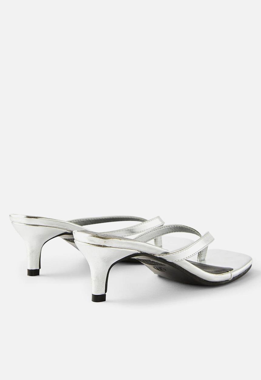 Cotton On - Eve Flip Flop kitten heel - silver textured