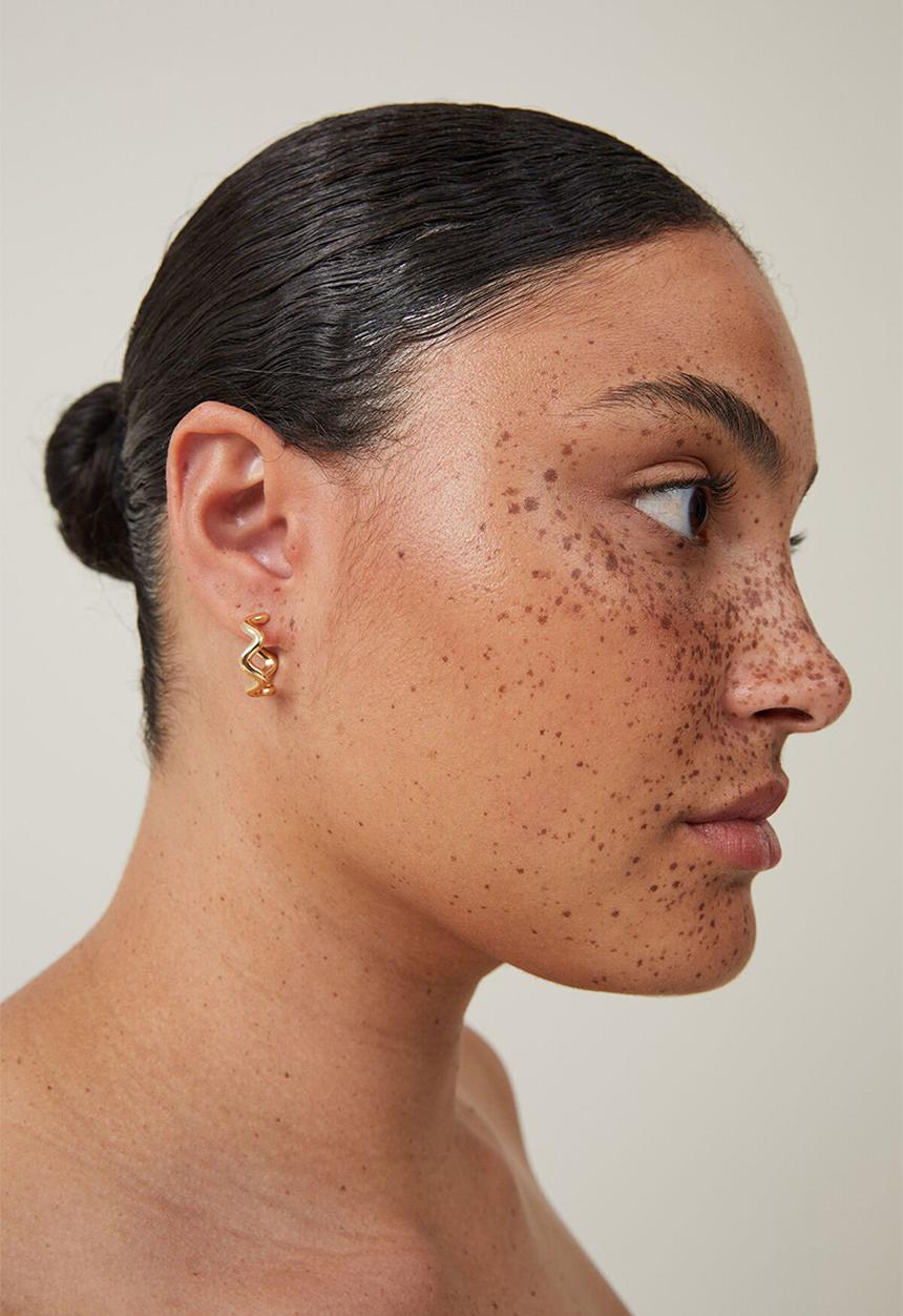 Rubi - Mid hoop earring - gold plated wavy
