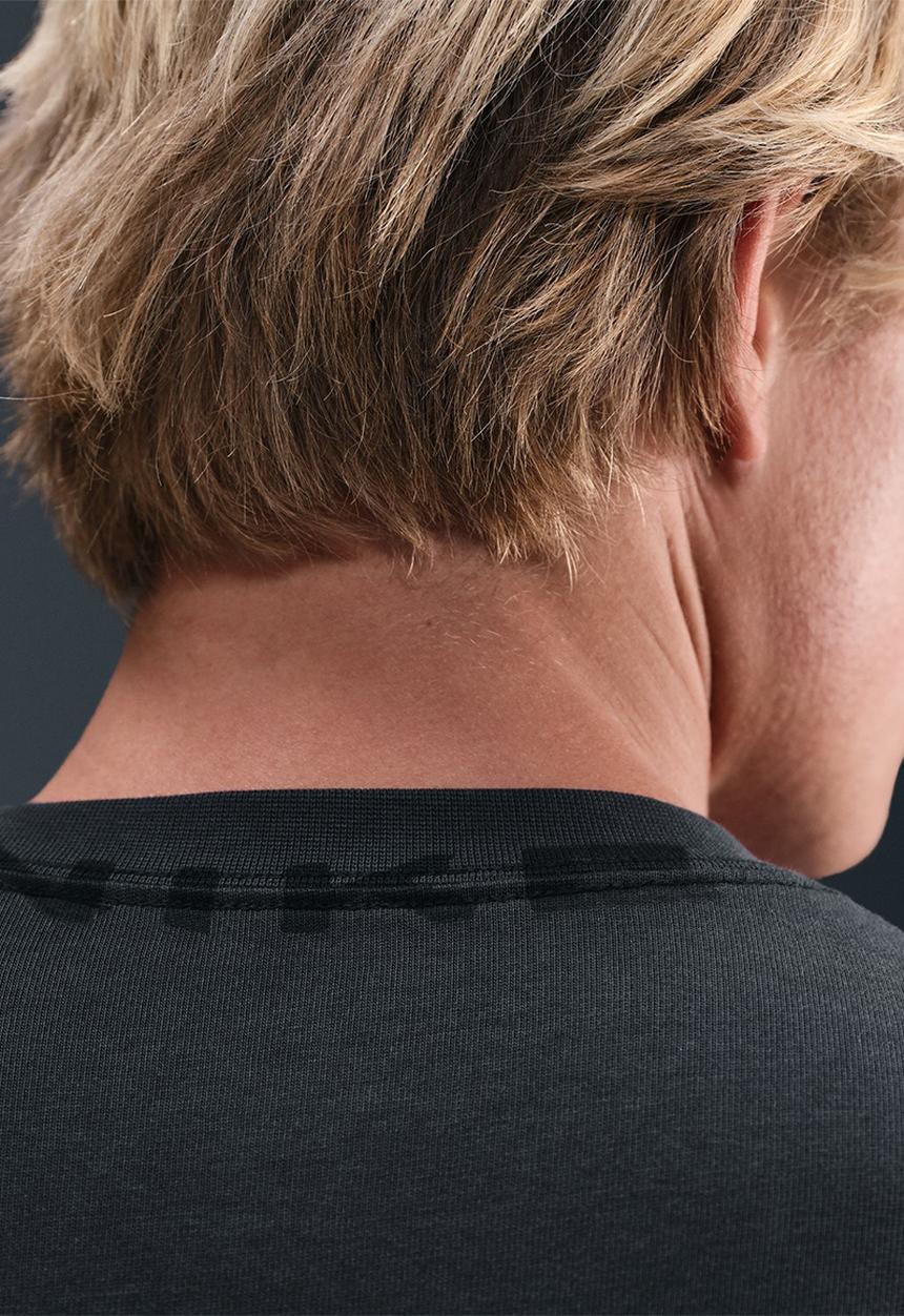 Nike - NSW OC Collar Print Tee   - Anthracite